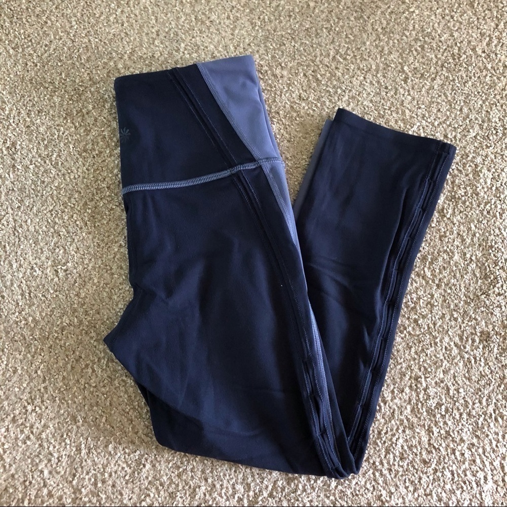 Athleta two tone blue Horizon Scallop Capri leggings in size XXS